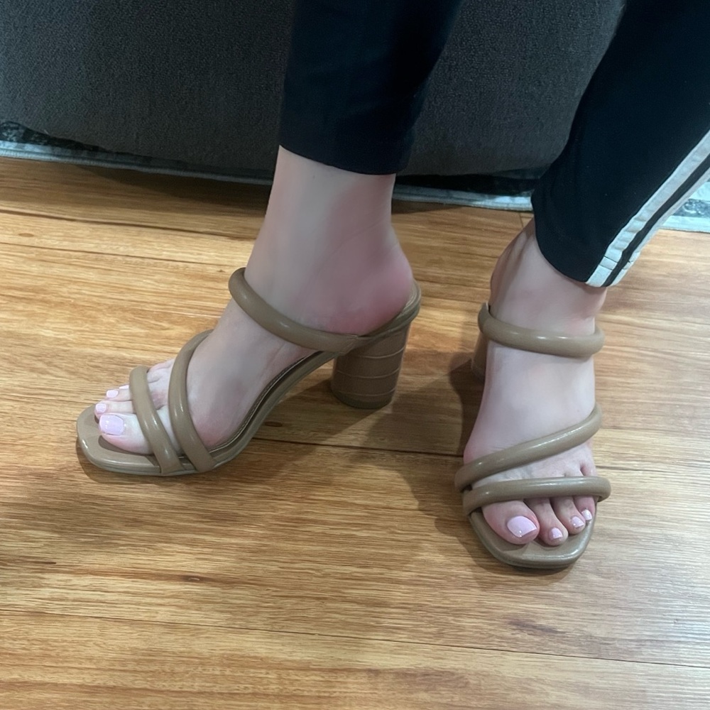 Dolce Vita Brown strappy chunky 3 inch sandals